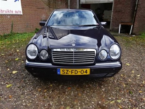 Mercedes-Benz E-klasse - 300 TD Avantgarde let op let op km stand en boekjes aanwezig - 1