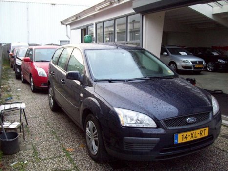 Ford Focus Wagon - 1.6-16V Trend - 1