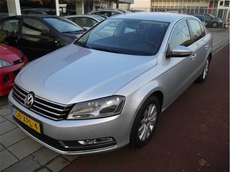 Volkswagen Passat - 1.6 TDI Comfort Executive Line - Navigatie - 1