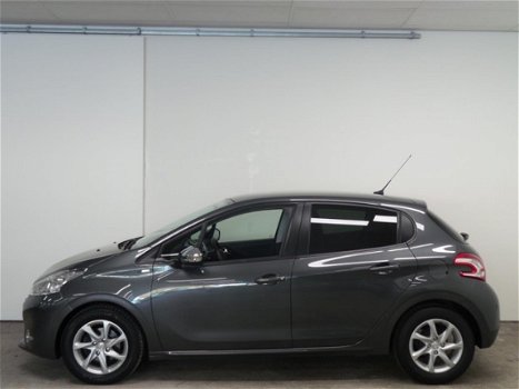 Peugeot 208 - 1.2 VTi 82PK 5D Style met Navigatie en Lichtmetalen velgen - 1