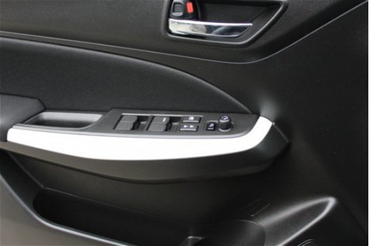 Suzuki Swift - 1.2 Stijl Smart Hybrid / Navigatie / Parkeercamera / Climate control - 1