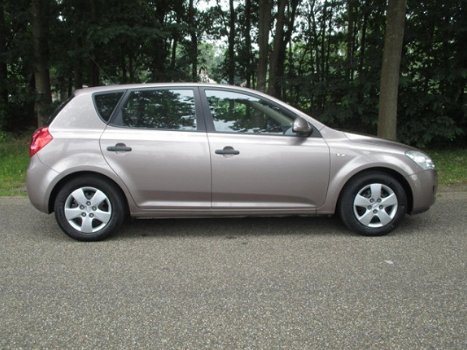 Kia Cee'd - 1.4 X-tra airco, trekhaak, 5 deurs - 1