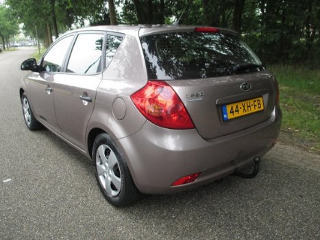 Kia Cee'd - 1.4 X-tra airco, trekhaak, 5 deurs - 1