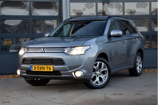 Mitsubishi Outlander - 2.2 DI-D Intense+ 4WD * ROCKFORTAUDIO * CAMERA * LEER - 1