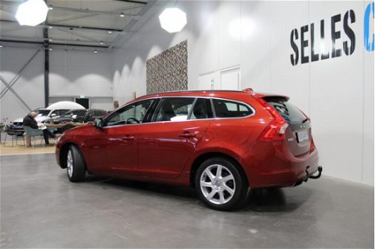 Volvo V60 - 2.0 D4 Momentum | Navigatie |LM Velgen | Leder | Climate Control | - 1