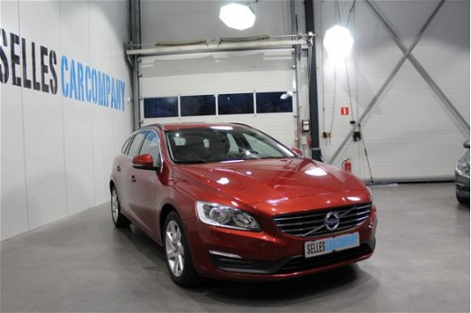 Volvo V60 - 2.0 D4 Momentum | Navigatie |LM Velgen | Leder | Climate Control | - 1