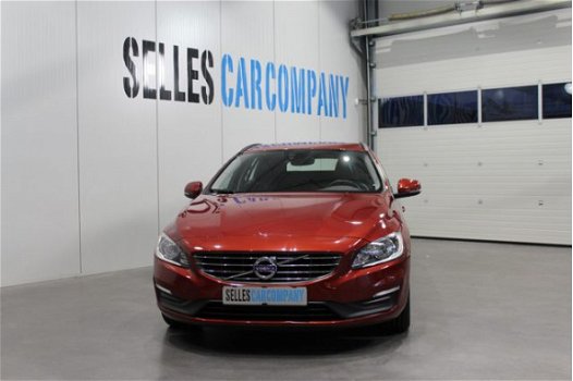 Volvo V60 - 2.0 D4 Momentum | Navigatie |LM Velgen | Leder | Climate Control | - 1