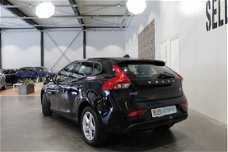 Volvo V40 - 2.0 D2 Momentum | Automaat | Climate control | Stoelverwarming | Trekhaak | Navigatie op