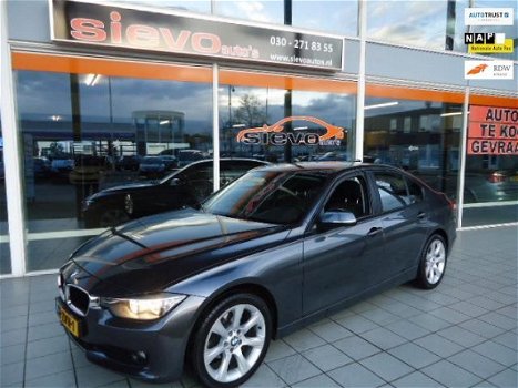 BMW 3-serie - 318d High Executive /NAVI/CAMERA/TREKHAAK/ - 1