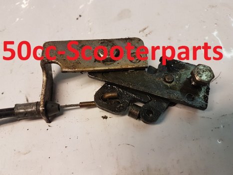 Zadelslot houder + Kabel Peugeot Speedfight 2 Origineel 734197 gebruikt - 1