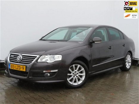 Volkswagen Passat - 1.6 TDI BlueMotion EXCL BPM NAVI / CLIMATE / XENON - 1