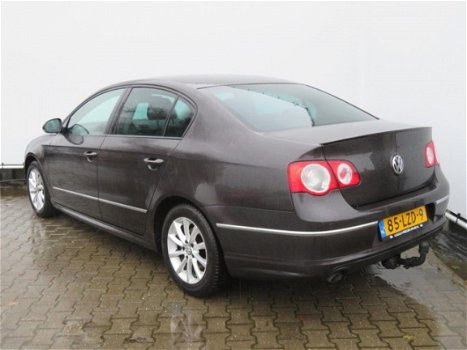 Volkswagen Passat - 1.6 TDI BlueMotion EXCL BPM NAVI / CLIMATE / XENON - 1