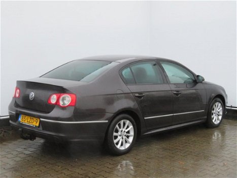 Volkswagen Passat - 1.6 TDI BlueMotion EXCL BPM NAVI / CLIMATE / XENON - 1