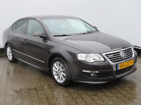 Volkswagen Passat - 1.6 TDI BlueMotion EXCL BPM NAVI / CLIMATE / XENON - 1