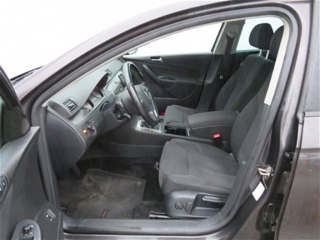 Volkswagen Passat - 1.6 TDI BlueMotion EXCL BPM NAVI / CLIMATE / XENON - 1