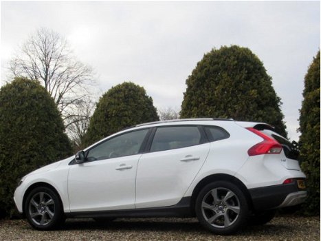 Volvo V40 - 1.6 D2 Summum / Navi / Leder / Xenon - 1