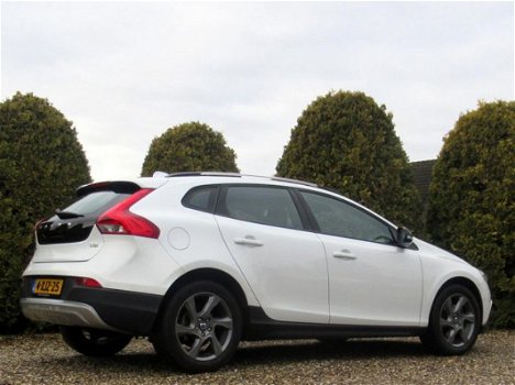 Volvo V40 - 1.6 D2 Summum / Navi / Leder / Xenon - 1