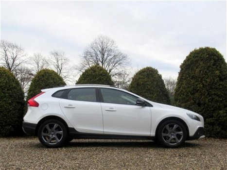 Volvo V40 - 1.6 D2 Summum / Navi / Leder / Xenon - 1