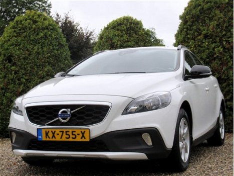 Volvo V40 - 2.0 D3 Momentum / Navi / Camera - 1