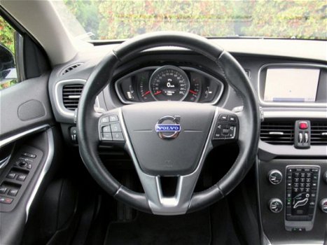 Volvo V40 - 2.0 D3 Momentum / Navi / Camera - 1