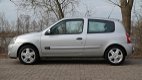 Renault Clio - 1.2-16V Authentique Comfort - 3deurs - Airco - Elek. pakket - 2005 - Inruil mogelijk - 1 - Thumbnail