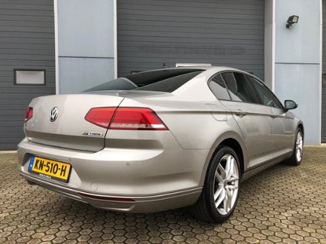 Volkswagen Passat - 1.6 TDI DSG Clima Navi Stoelverwarming PDC Keyless-Go - 1