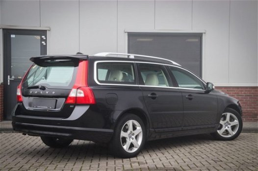 Volvo V70 - 2.0 Summum, Security Line, Leder, Xenon, 1e eigenaar - 1