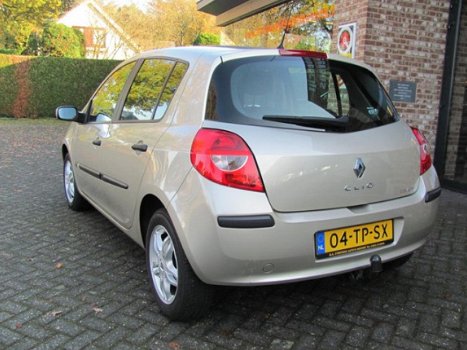 Renault Clio - 1.6-16V Privilège Automaat - 1