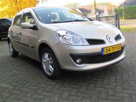 Renault Clio - 1.6-16V Privilège Automaat - 1