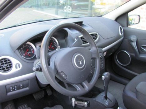 Renault Clio - 1.6-16V Privilège Automaat - 1