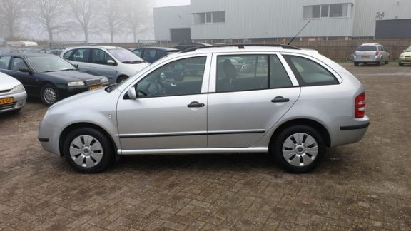 Skoda Fabia Combi - 1.4-16V Choice Zeer nette en perfect rijdende Fabia Airco Electr pakket - 1