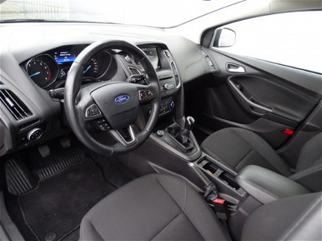 Ford Focus Wagon - 1.0 100 PK Navi Cruise Trekhaak Dealer onderhouden - 1