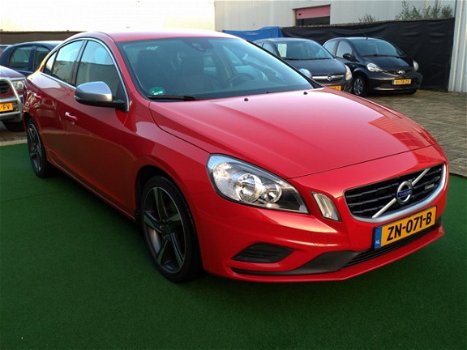 Volvo S60 - T3 R-design 1e eigenaar passion red - 1