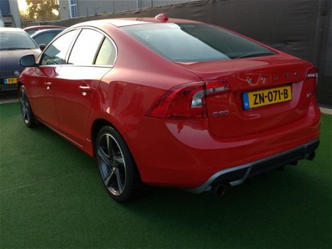 Volvo S60 - T3 R-design 1e eigenaar passion red - 1