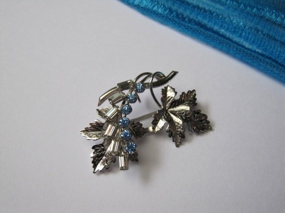 Zilveren broche hanger Carl Art heldere en blauwe rijnsteen kristal 4.3x2.6 cm - nr. 1