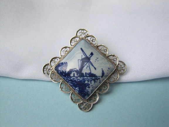 Zilveren broche antiek filigrain met Delfts blauwe porseleinen molen 4.0x4.0 cm. - nr. 1