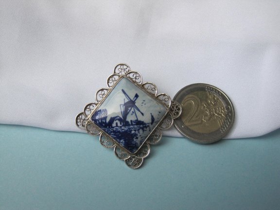 Zilveren broche antiek filigrain met Delfts blauwe porseleinen molen 4.0x4.0 cm. - Afbeelding 3