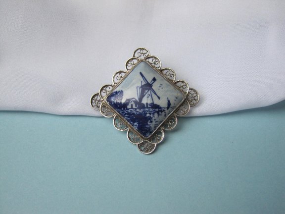 Zilveren broche antiek filigrain met Delfts blauwe porseleinen molen 4.0x4.0 cm. - Afbeelding 4