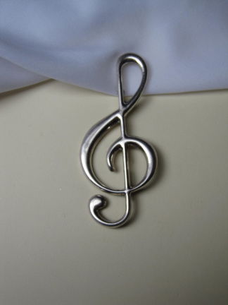 Zilveren broche antiek modernistische muzieksleutel / Mario Tanzi 8.7x3.6 cm. - nr. 1