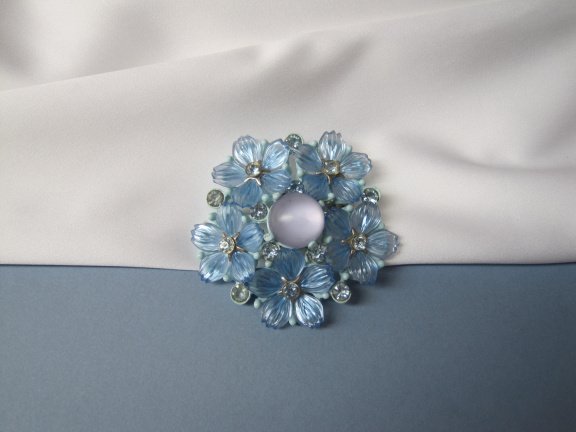Broche blauw emaille met kunststof opaak blauwe bloemen en kristal rijnsteentjes 4.8 cm - nr. 1