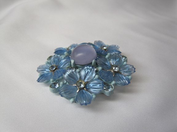 Broche blauw emaille met kunststof opaak blauwe bloemen en kristal rijnsteentjes 4.8 cm - Afbeelding 2