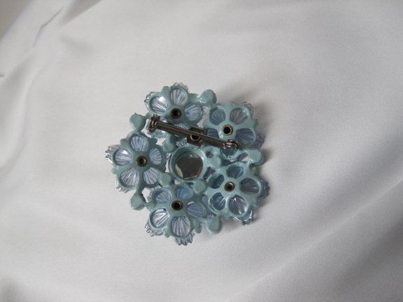 Broche blauw emaille met kunststof opaak blauwe bloemen en kristal rijnsteentjes 4.8 cm - Afbeelding 3