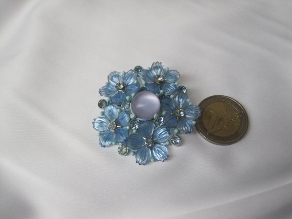 Broche blauw emaille met kunststof opaak blauwe bloemen en kristal rijnsteentjes 4.8 cm - Afbeelding 4