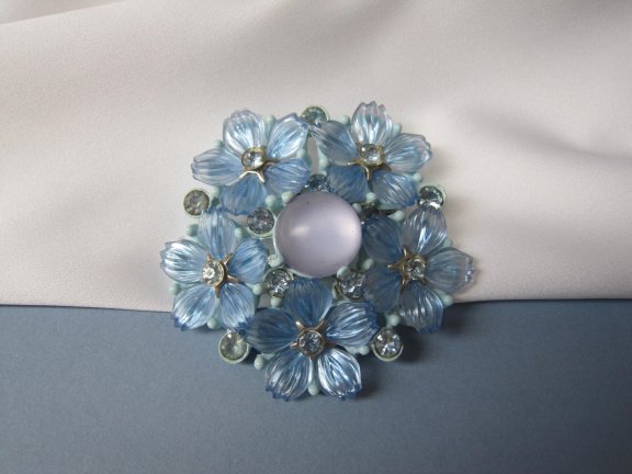 Broche blauw emaille met kunststof opaak blauwe bloemen en kristal rijnsteentjes 4.8 cm - Afbeelding 6