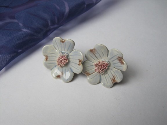 Oorbellen keramiek porseleinen dogwood kornoelje bloem vaal blauw 2.6 cm schroefmodel - nr. 1
