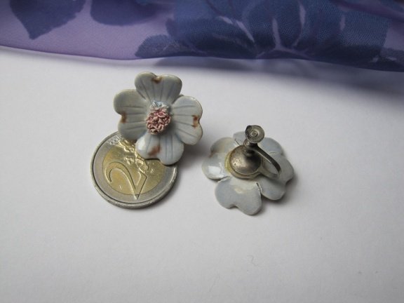Oorbellen keramiek porseleinen dogwood kornoelje bloem vaal blauw 2.6 cm schroefmodel - Afbeelding 3