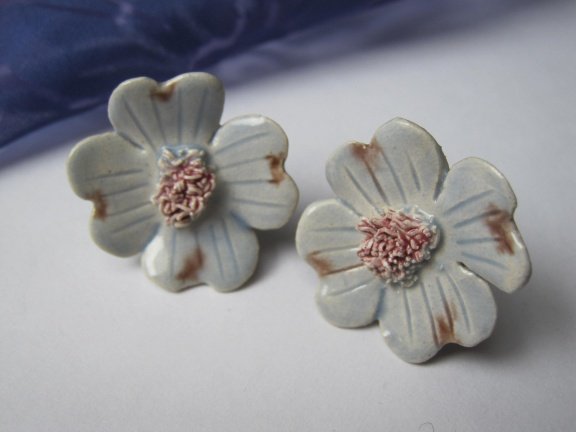 Oorbellen keramiek porseleinen dogwood kornoelje bloem vaal blauw 2.6 cm schroefmodel - Afbeelding 4