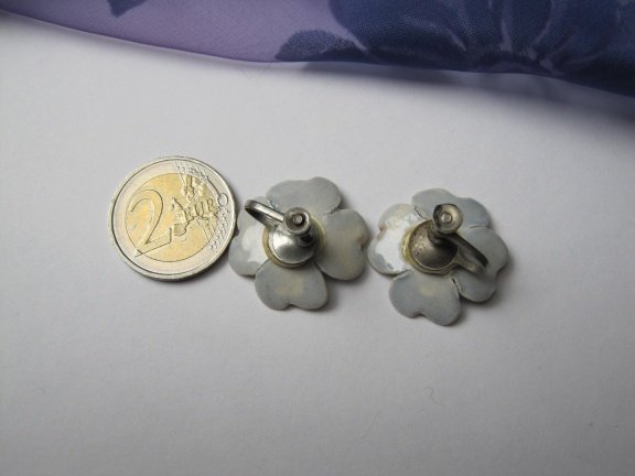 Oorbellen keramiek porseleinen dogwood kornoelje bloem vaal blauw 2.6 cm schroefmodel - Afbeelding 5