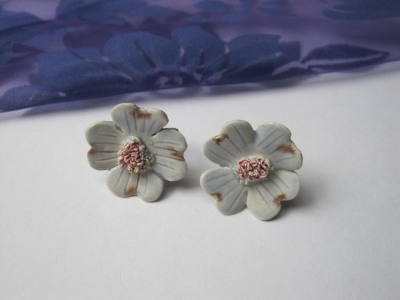 Oorbellen keramiek porseleinen dogwood kornoelje bloem vaal blauw 2.6 cm schroefmodel - Afbeelding 6