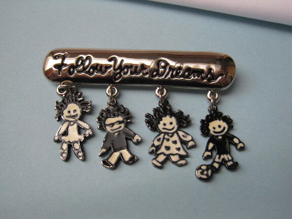Broche zilverkleurig vier kinderen bedels /FOLLOW YOUR DREAMS 6.4x4.1 cm. - nr. 1